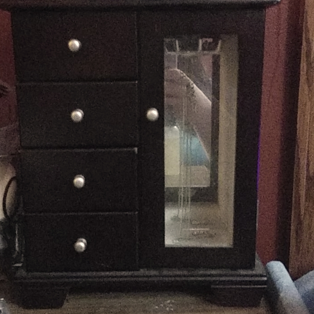 Jewelry box